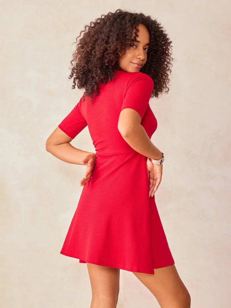 أوجيدر فستان أحمر بياقة ربطة عنق